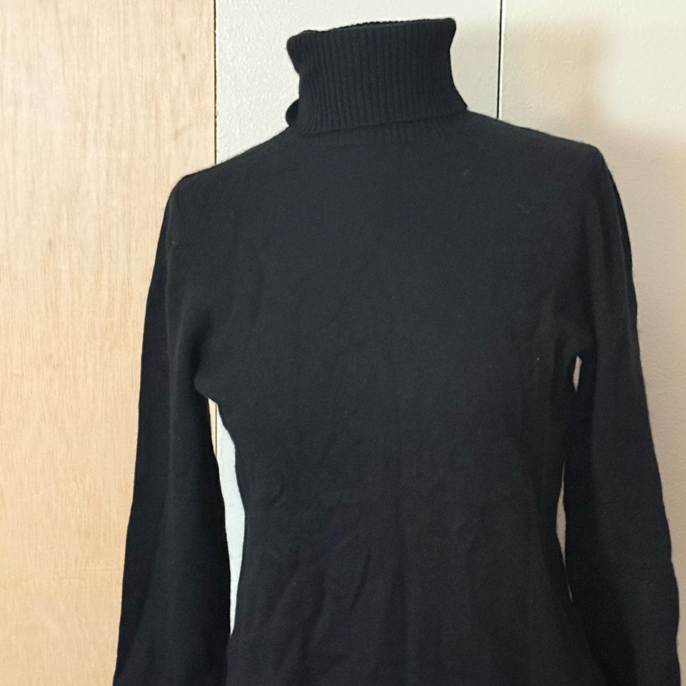 Neiman Marcus 100% cashmere Classic Black Turtleneck